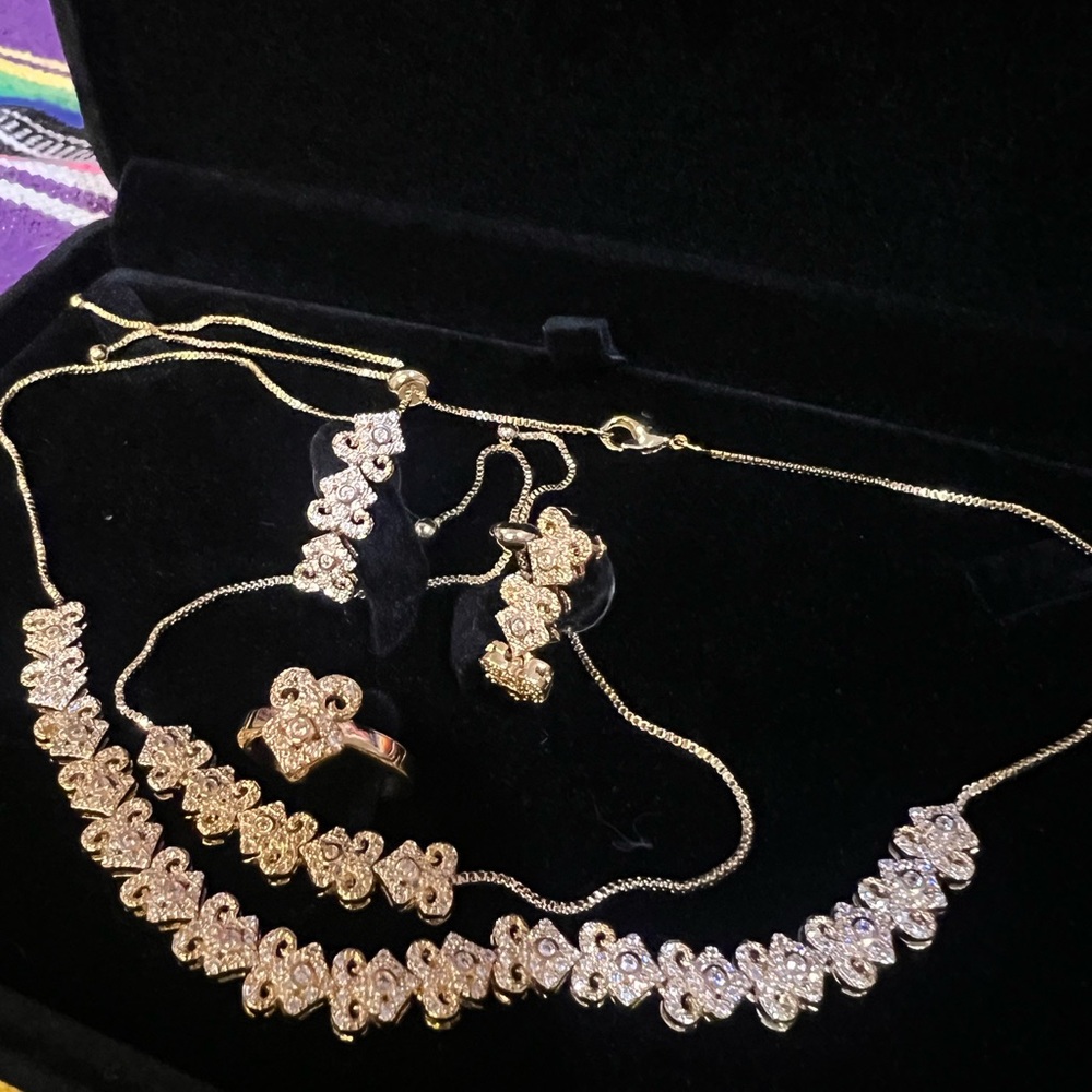 Elegant Gold and Silver Floral Jewelry Set with Adjustable Necklace and Bracelet